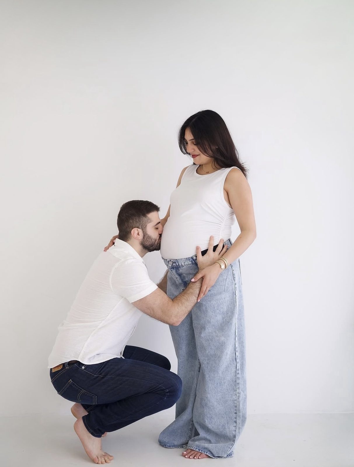 Maternity portrait photographed by Kamar photography