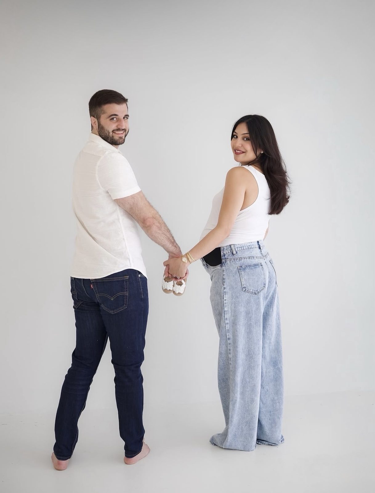 Maternity portrait photographed by Kamar photography